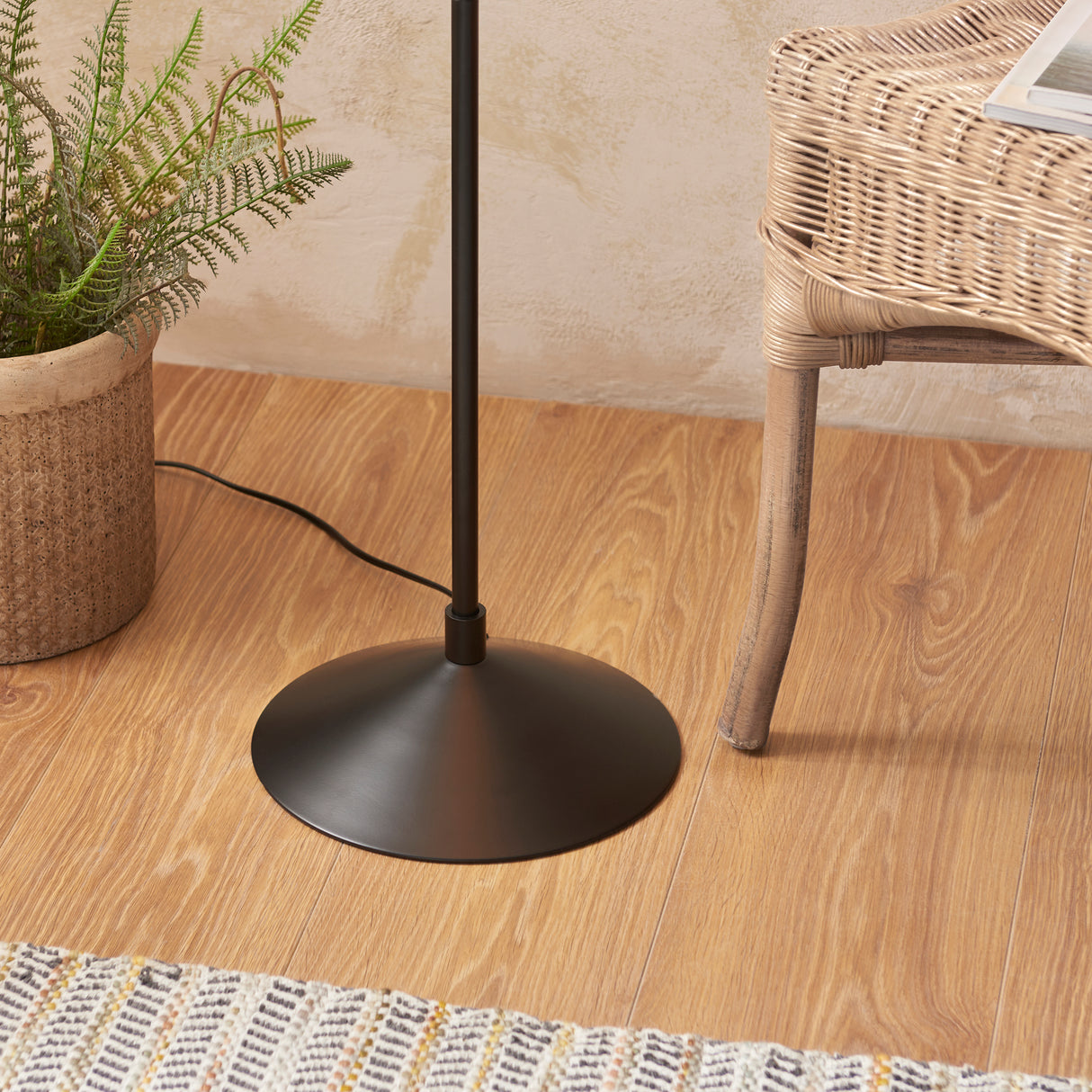 Endon Wriggle Floor Matt black & natural raffia