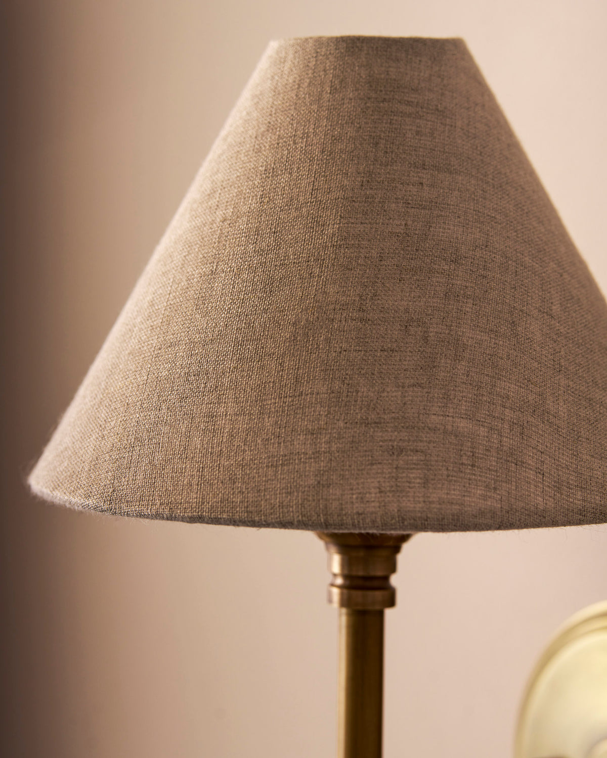 Garden Trading Kelmscot Wall Light with Linen Shade Antique Brass Finish