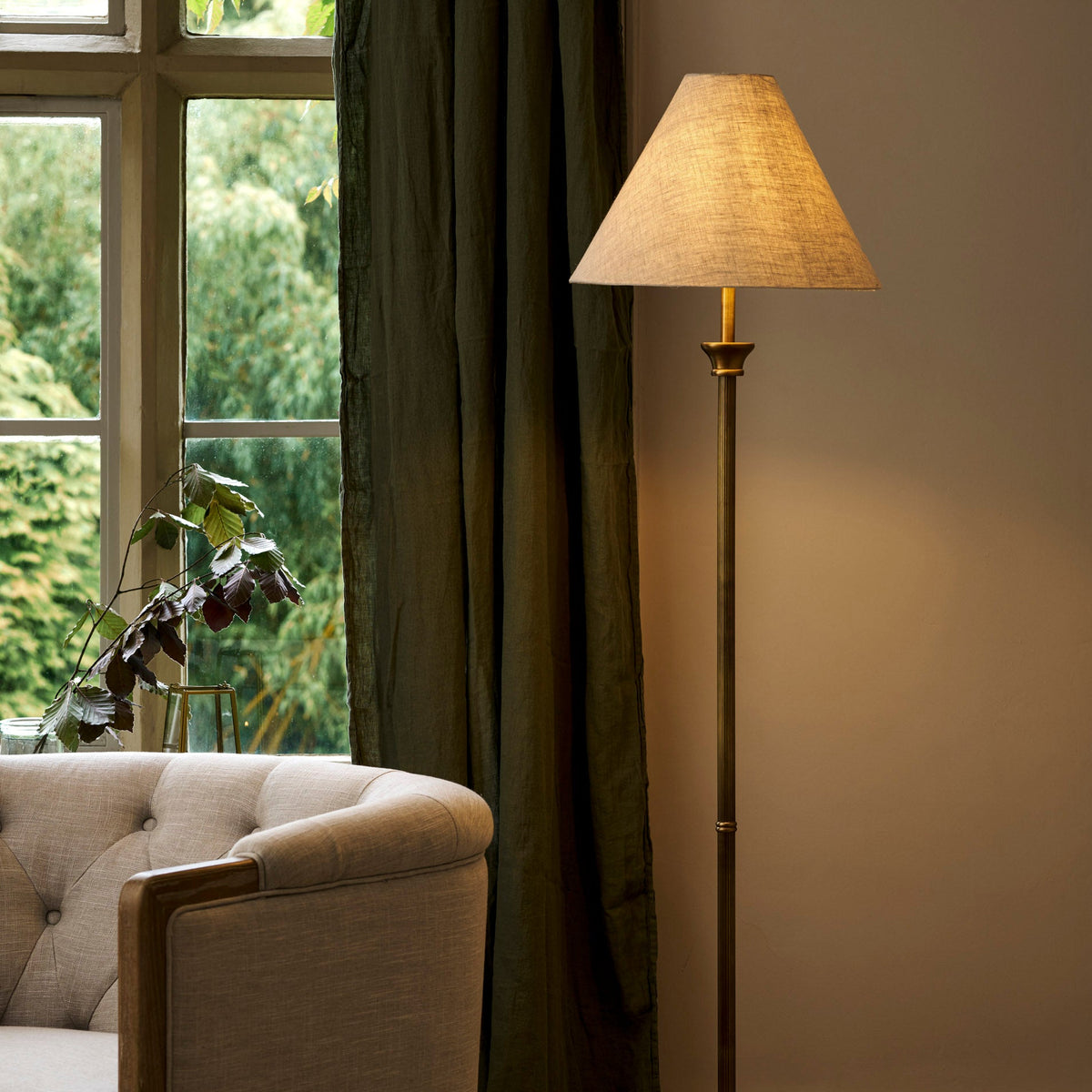 Garden Trading Kelmscot Floor Lamp With Linen Shade Antique Brass Finish