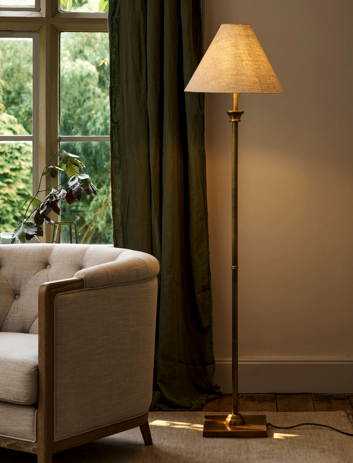 Garden Trading Kelmscot Floor Lamp With Linen Shade Antique Brass Finish