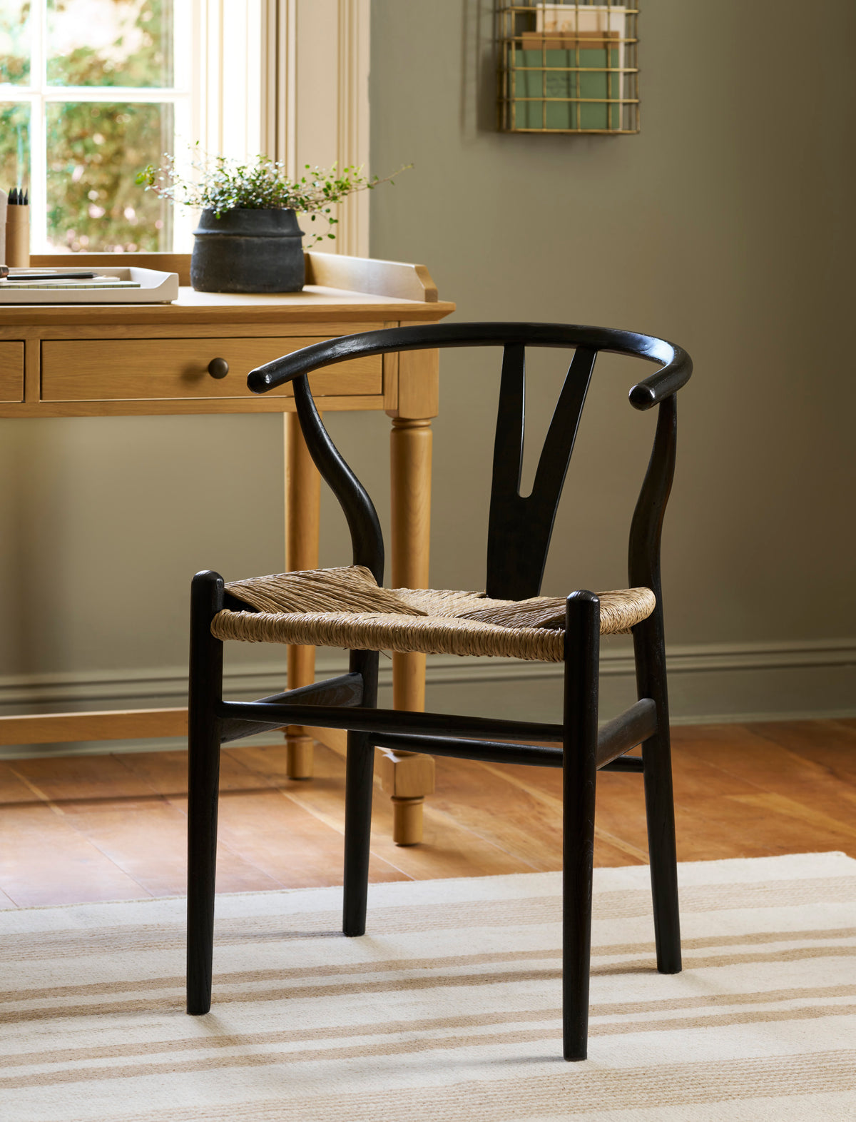 Garden Trading Chilthorne Wishbone Dining Chair Ash Wood, Black, Set of 2