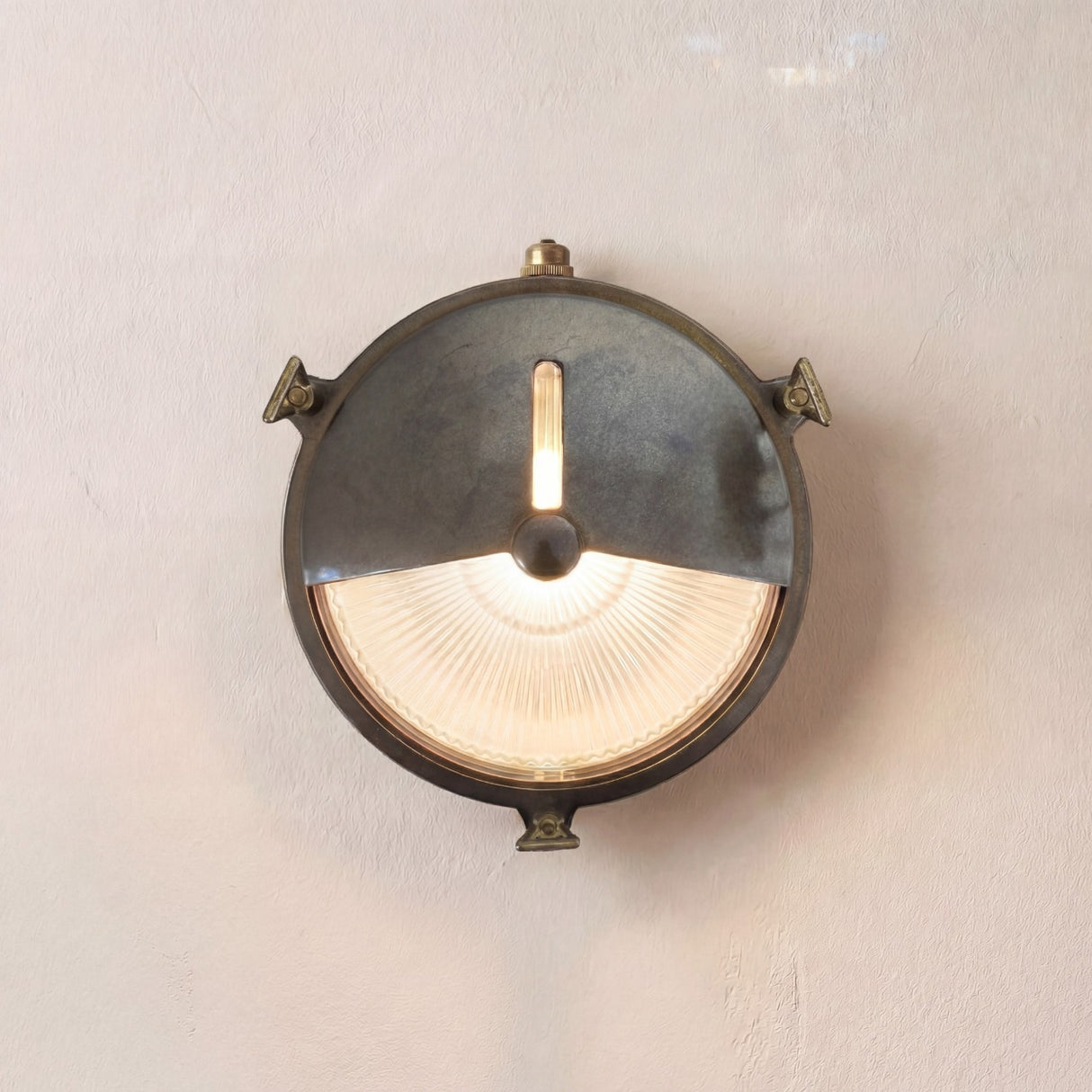 Lampfix Navigator Trident Shield Outdoor Bulkhead