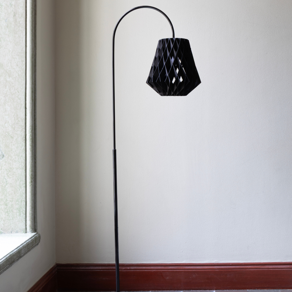 Pilke Signature 28 Arc Floor Lamp Black