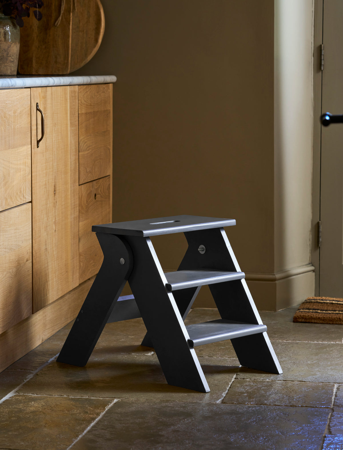 Garden Trading Classic Step Stool Spruce Wood, Charcoal Grey