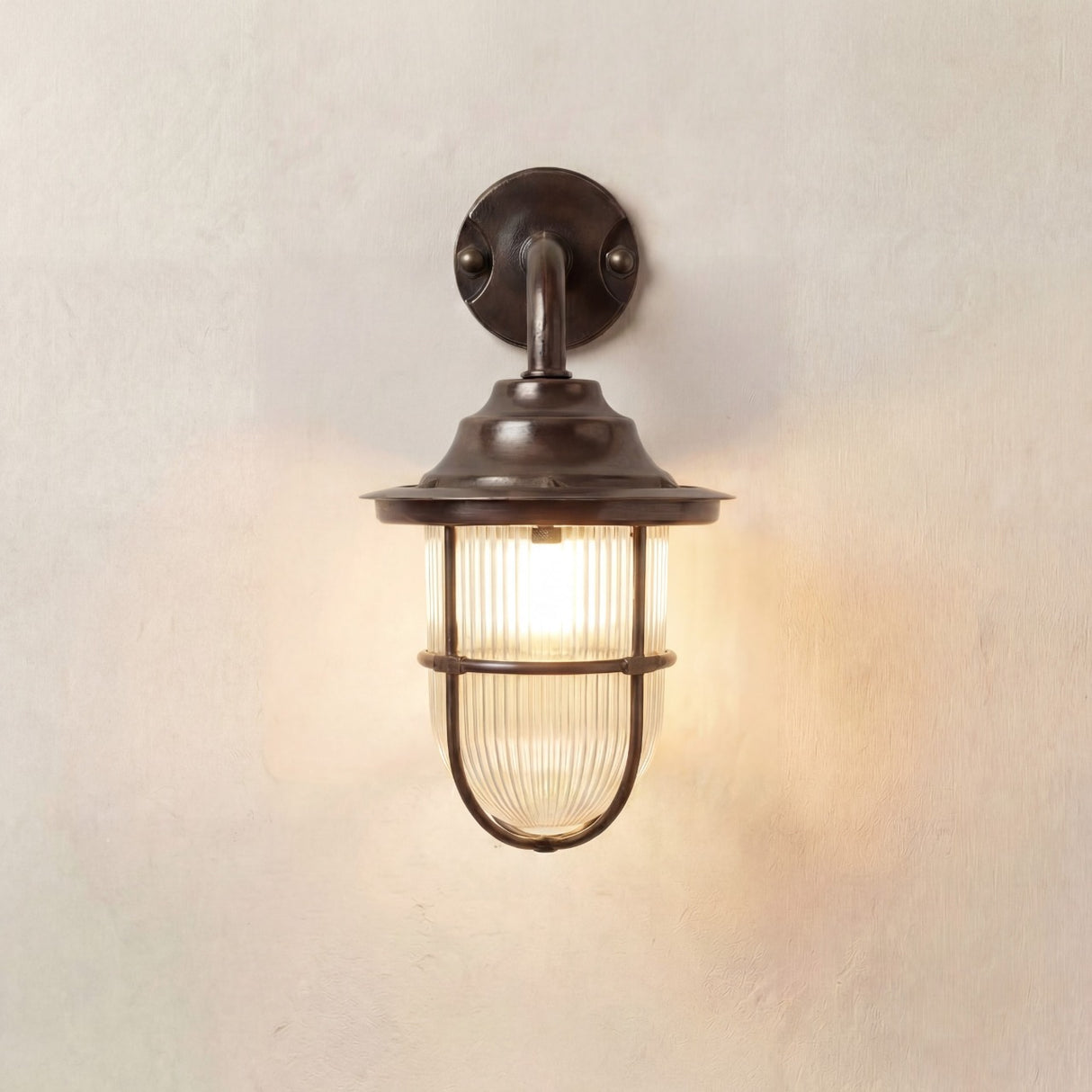 Lampfix Navigator Quinn Guard Outdoor Wall Lantern