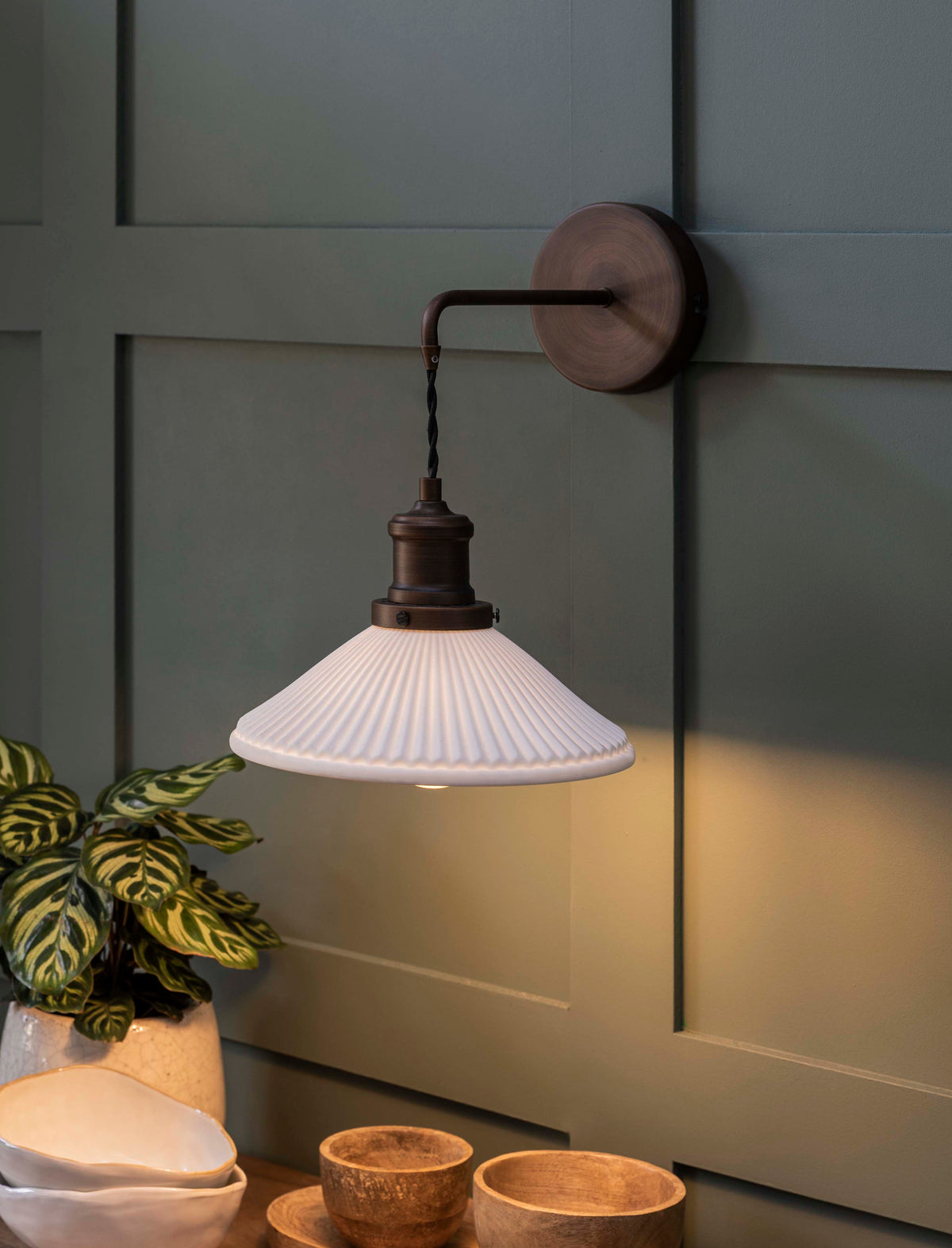 Garden Trading Beaulieu Wall Light Fluted Cone Antique Bronze
