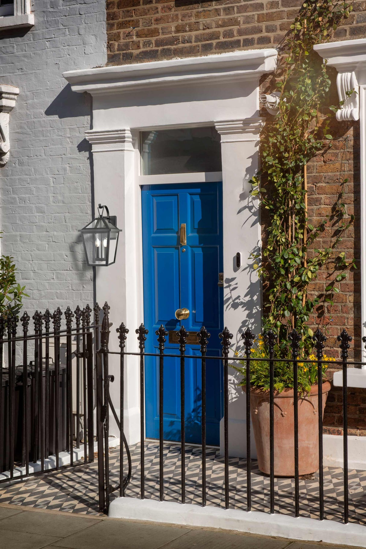 Franklite Dusk Exterior Wall Light Medium in Matt Black