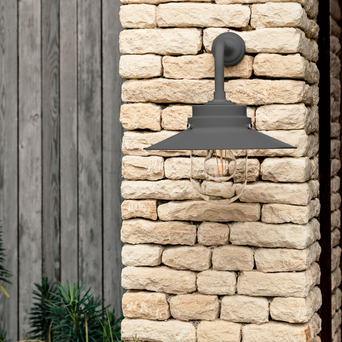 Garden Trading Semington Wall Light Carbon Black