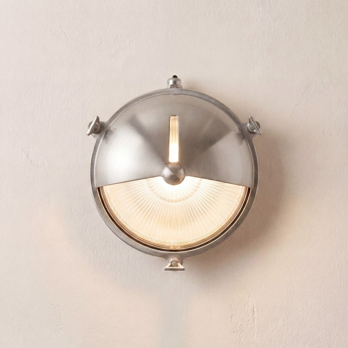 Lampfix Navigator Trident Shield Outdoor Bulkhead