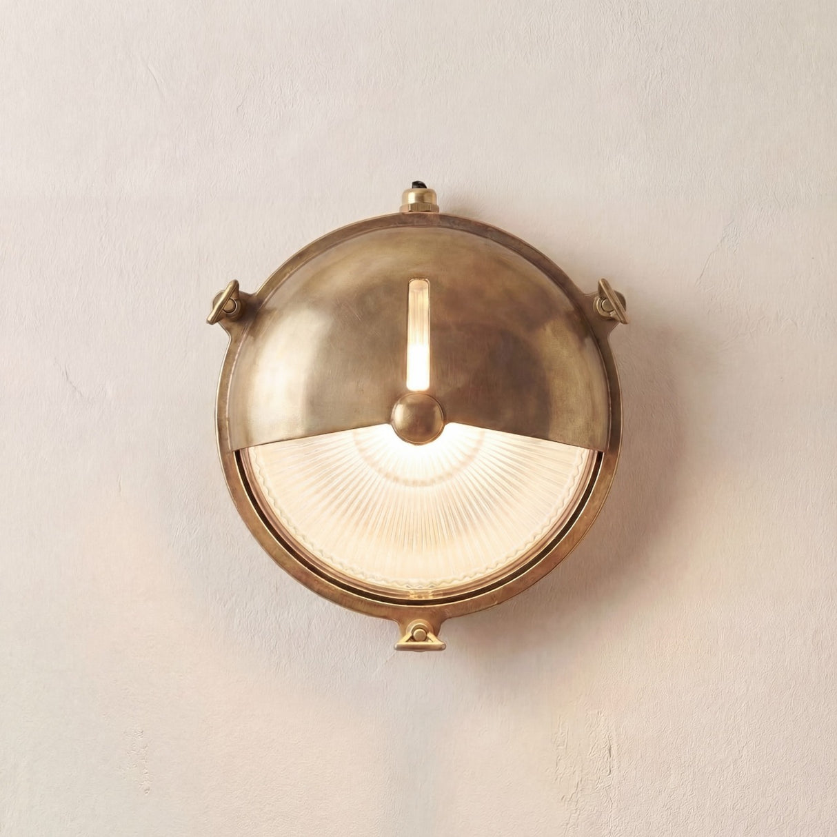 Lampfix Navigator Trident Shield Outdoor Bulkhead