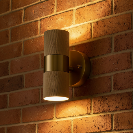 amos-lighting-Franklite-Exto-Aged-Brass-Exterior-Wall-Light-Closeup-Brick-Wall