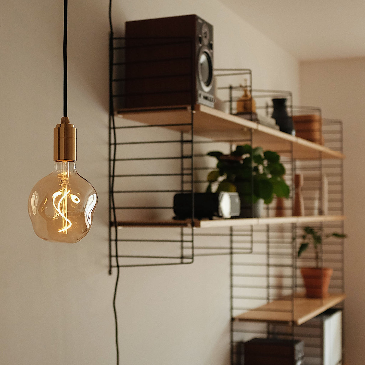 Tala Voronoi I Pendant Set Brass